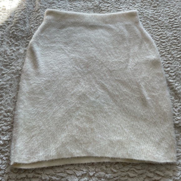 White Fuzzy Skirt from Express - size M (fits like a large) - Picture 6 of 6